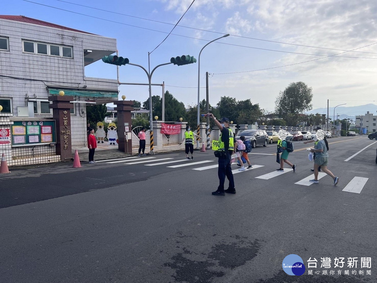 南投分局派出所員警協助志工導護老師等共同守護學童上學安全。（南投分局提供）
