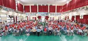 許縣長到南投國小贈小一生入學禮及學童防災帽。（縣府提供）