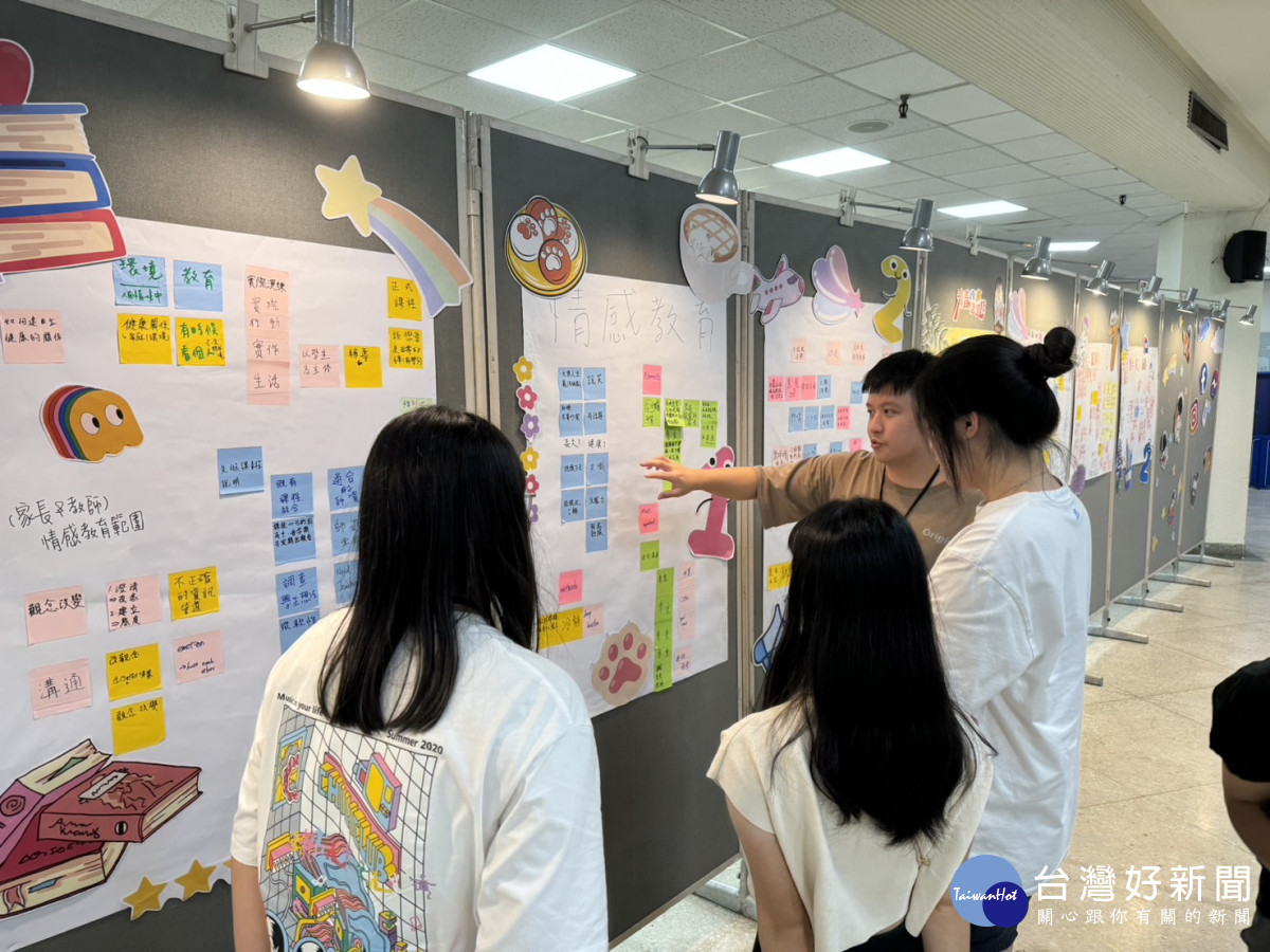 青少年審議工作坊，青少年產出討論成果海報，展示於論壇成果活動現場展示牆。