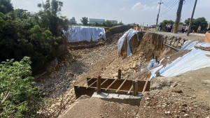 台中市神岡區陽明橋下游護岸因凱米颱風豪雨而沖毀，周邊道路也崩壞。