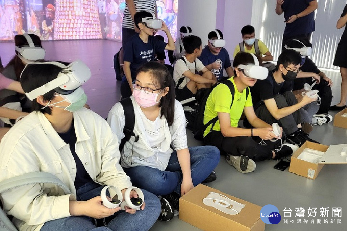 學生們體驗配戴VR眼鏡，感受科技所帶來的樂趣。