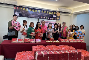 羅立委結合新住民姊妹與協會贈禮關懷弱勢。（記者扶小萍攝）