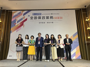 邱部長頒獎表揚獲獎的各縣市。（南投衛生局提供）