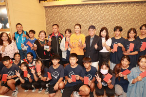愛妮亞董事長陳威中贈紅包給民和國中同學。（縣府提供）