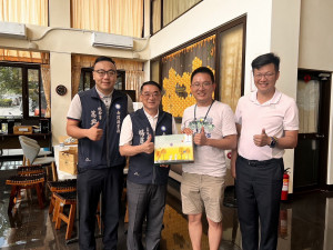 楊主委與南投市張主委贈月餅給玄愛兒少關懷家園。（國民黨南投縣黨部提供）