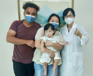 杜小姐(中)透過中醫與試管嬰兒療程，以中醫提升卵子質量，提高受孕率，也透過安胎減少流產風險，幫助夫妻完成生兒育女夢想。