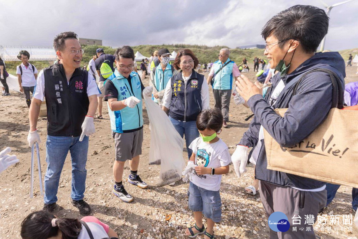 桃園市副市長蘇俊賓和大家一起動手淨灘。<br />
