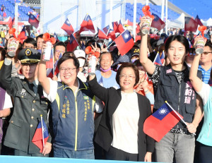 彰化縣慶祝中華民國113歲生日，四千人一起健行慶生。圖／記者鄧富珍攝