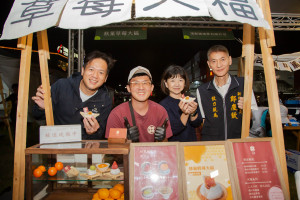 文化部政務次長李靜慧及新竹市代理市長邱臣遠開場前，逛庄頭市集。