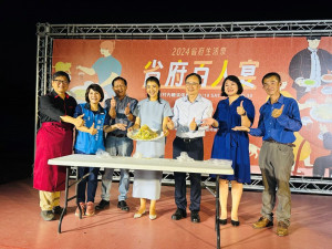 「2024省府生活祭」系列活動，南投縣長許淑華與會跟帶人尋味陳武強主理人以一道極具特色的「撈魚熟」料理為「省府百人宴」揭開序幕。（圖/記者賴淑禎攝）