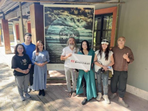 泰雅族藝術家蘇婭（右三）五峰鄉藝術之森舉辦數位攝影個展。