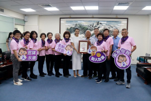 漳和社區與二位宣講師獲獎，許縣長感謝並肯定努力。（記者扶小萍攝）
