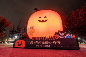 ▲凹子底公園高市府已在博愛路口架設「巨石南瓜燈」，吸引不少民眾拍攝。