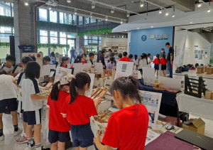 ▲高市勞工大學在威齊織品辦理創新創業品牌特展。
