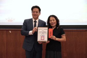 下竹社區社造成果亮眼，發展協會理事長徐鶯嬌代表里民接受頒發金牌獎。