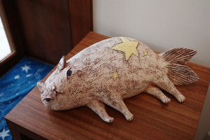 藝術家蔡文明的創造物「魚喵」帶領觀眾一同乘著流星，探訪孤獨的獅子座涅墨亞，感受直率溫暖的童心。