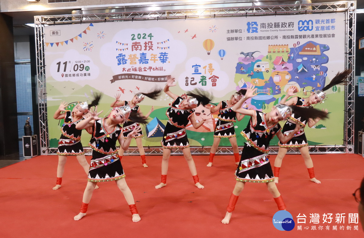 簡淑茵民族舞蹈團的「野營之火-撼動佤山情」精彩表演。（記者扶小萍攝）
