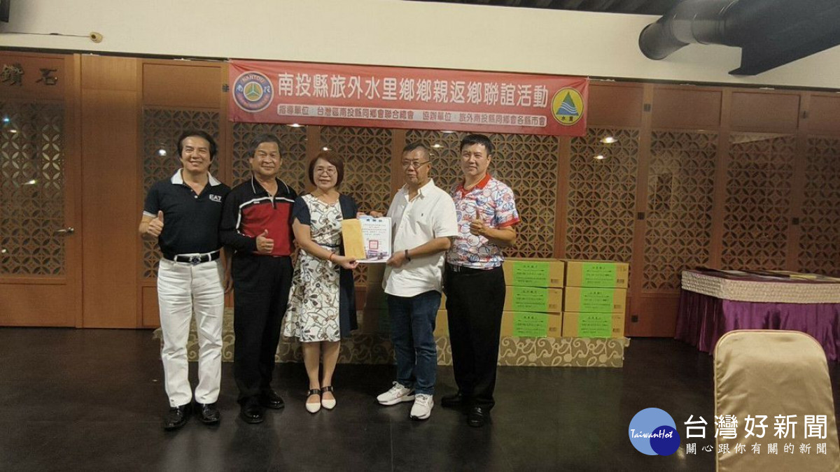 學校表達感謝之意，由校長致贈感謝狀。（記者吳素珍攝）