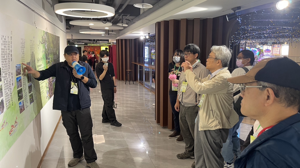 將捷集團現場導覽解說。(圖片提供：內政部建築研究所)
