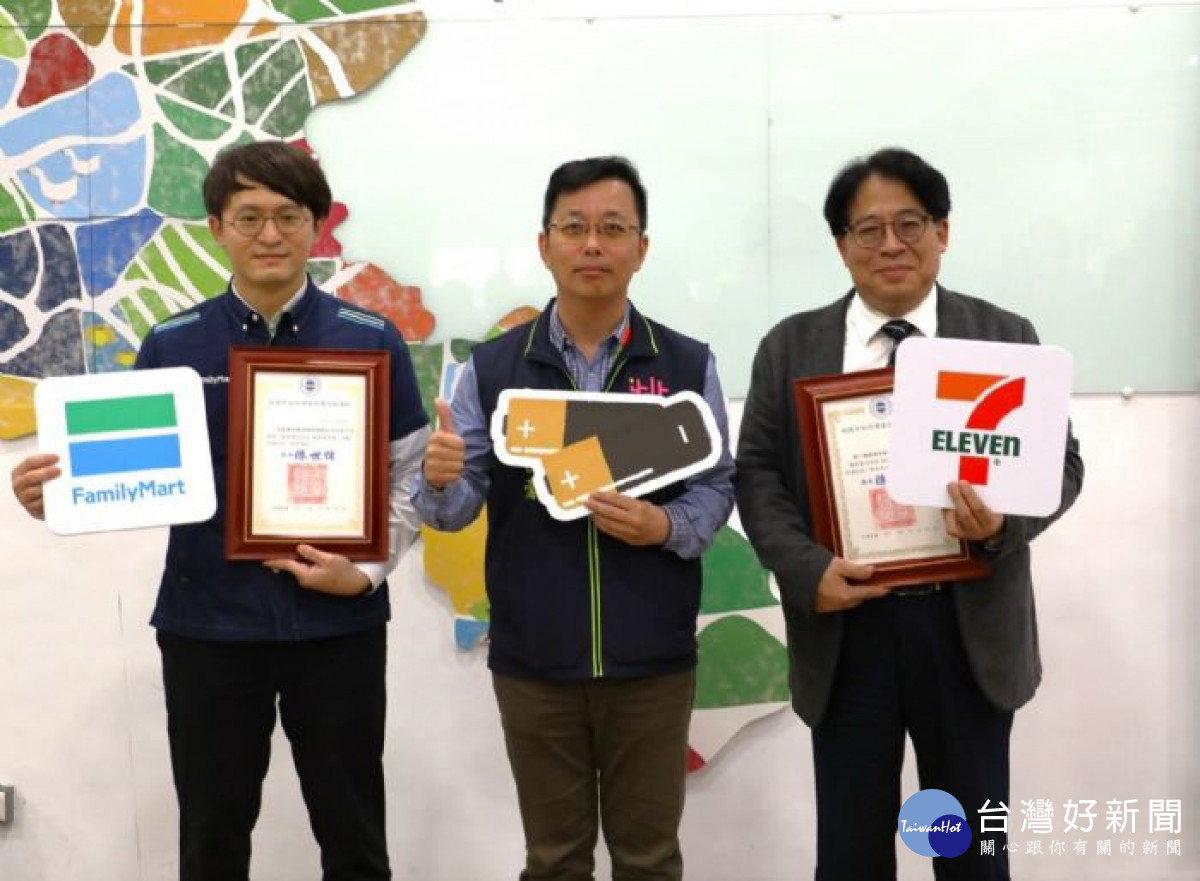 處長張書豪頒發感謝狀予統一與全家超商善盡社會責任，為資源回收盡一份心力。