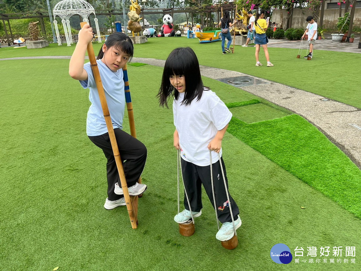 小朋友對早年的童玩樂此不疲。（竹山鎮公所提供）