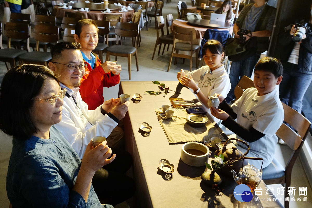 客家局長范姜泰基與貴賓共同品嚐高原國小「小小侍茶師」的客庒茶好味道。