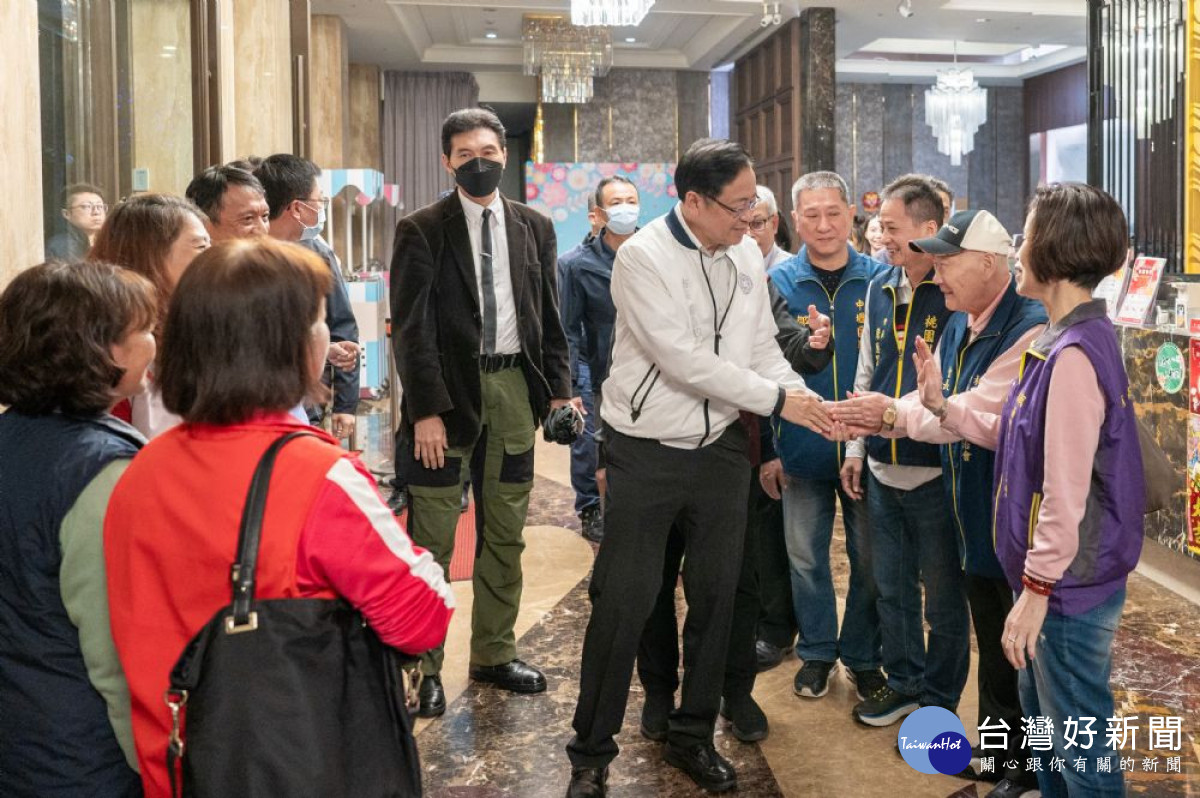 張市長與出席人員親切互動。