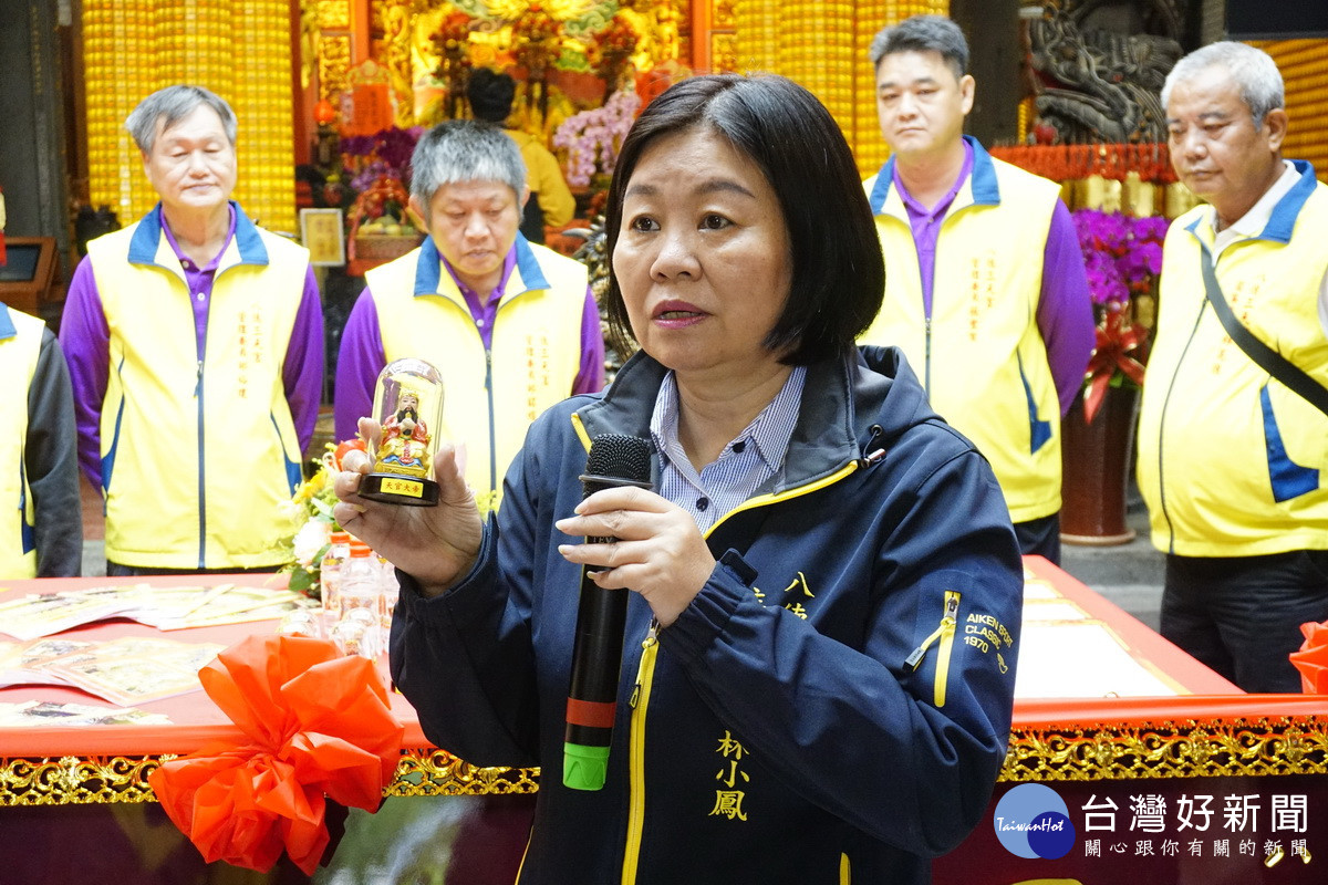 八德三元宮主委呂林小鳳展示三官大帝吉祥禮物。<br /><br />
