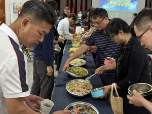 慈濟中區慈警會準備美味豐盛的素食饗宴，慰勞員警的辛勞付出。