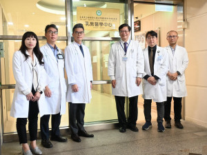 乳房醫學中心正式揭牌啟用。（左起）魏嘉儀醫師、戴運生部主任、劉良智主任、林聖哲院長、陳偉華副院長、放射腫瘤科主任詹凱翔