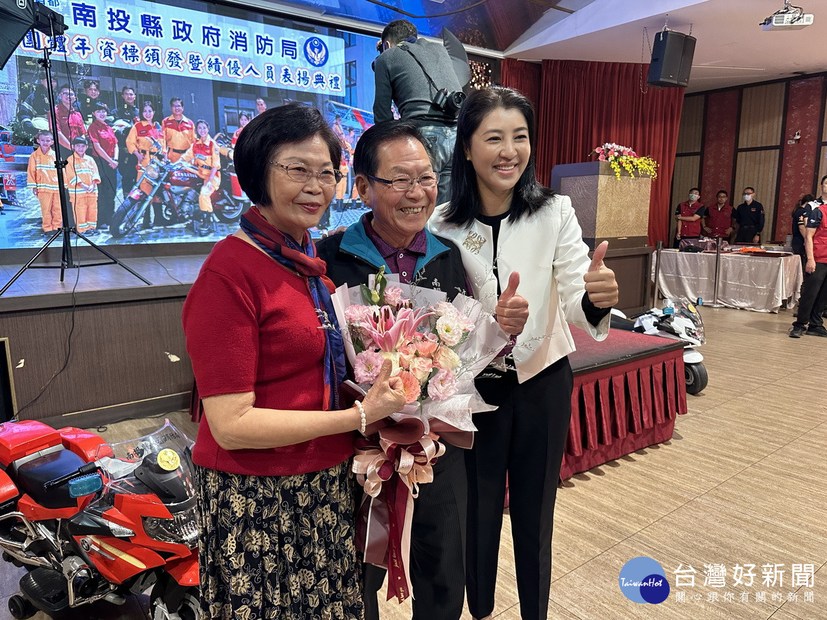 年資達55年的簡建豐(中)精神令人感佩。（記者扶小萍攝）<br />
