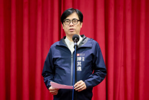 ▲陳其邁市政總質詢率市府團隊與議長裕成等人，一起祝賀中華隊12強棒球錦標賽奪冠。根據市府獎勵辦法，陳其邁表示將加發市籍選手10%獎金，允諾持續從各級棒球運動向下扎根。