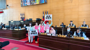 衛生局員工被爆血汗職場  多位民進黨議員在議場舉牌抗議