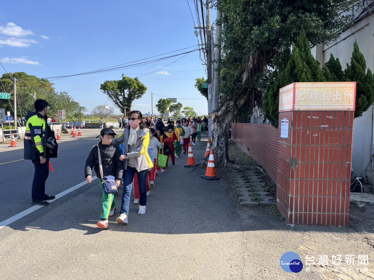 仙草嘉年華校外教學，楊梅警守護學童安全。<br />
