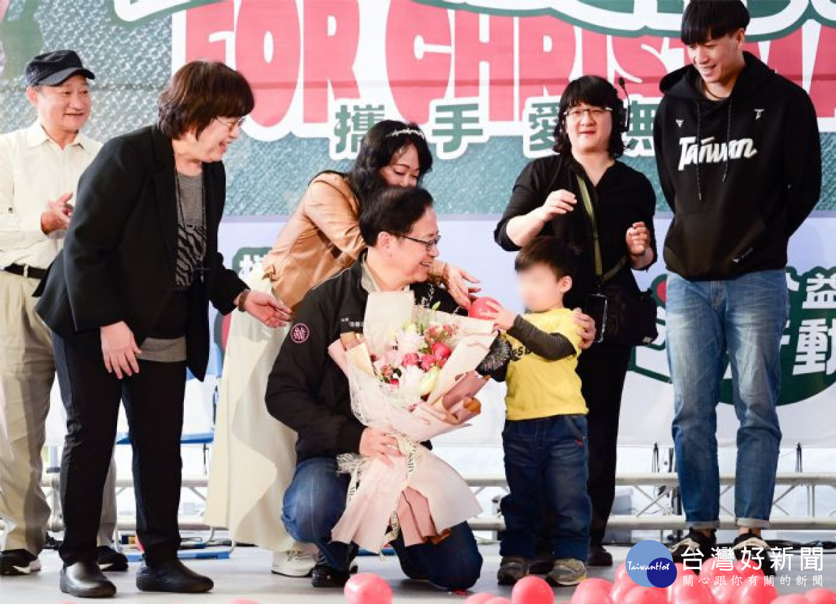 張市長與小朋友溫馨互動。