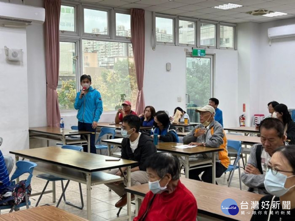 住宅發展處團隊利用周末到桃園、中壢和龜山等地舉辦了社區說明會。
