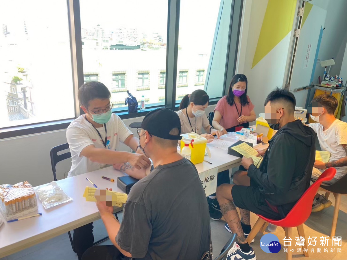註冊自我篩檢試劑官網會員的師生，均可憑QR Code在現場免費兌換一份自我篩檢試劑。<br />
