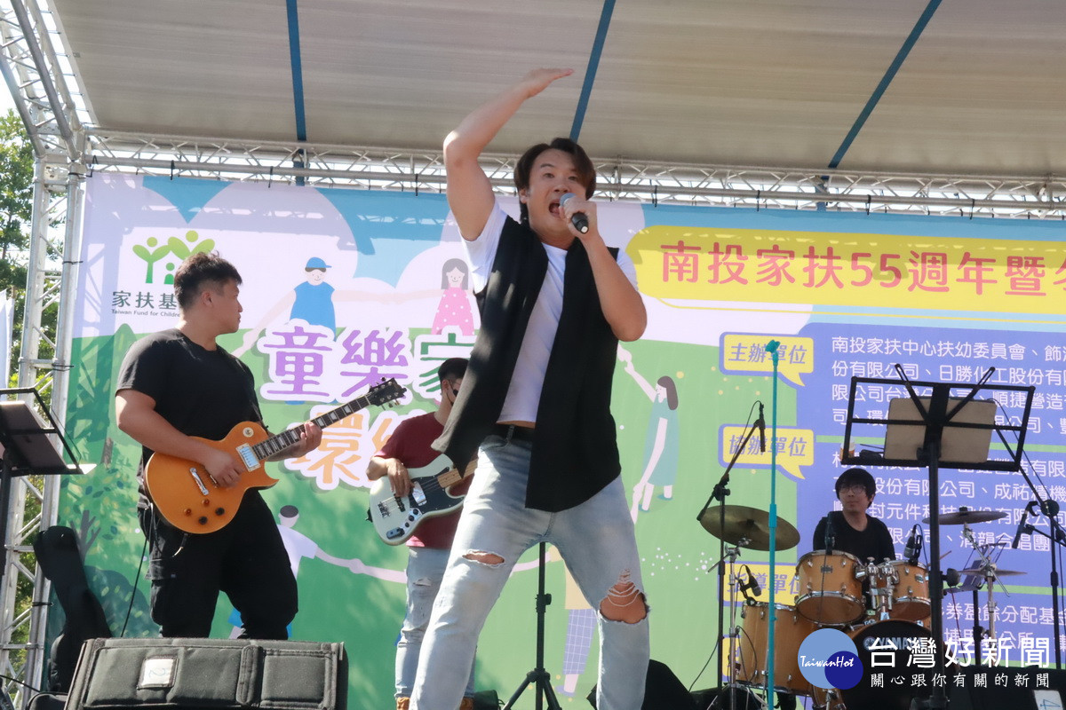 簡千翔領軍的灣島草民樂團演唱好聽的歌曲。（記者扶小萍攝）