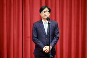 ▲陳其邁於總質詢時表示，高市府依照台積電相關需求，配合整個半導體供需情勢，協助台積電順利在高雄落地投資。