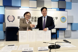醫福會執行長林慶豐（右）、弘光科大校長黃月桂（左）代表雙方簽署合作意向書。