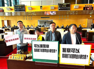 民進黨謝志忠等多位議員指警察進入校園，市長、教、警局長督導不周應該道歉
