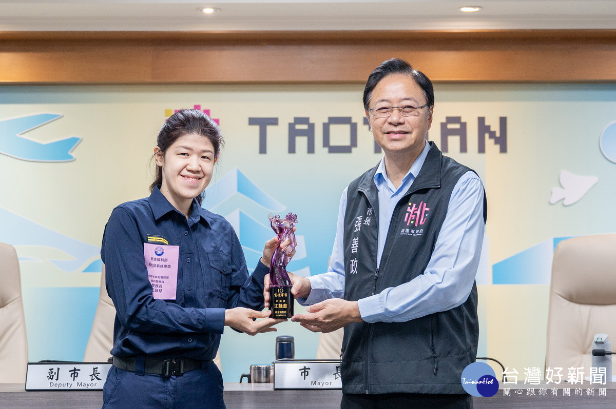 桃園市長張善政於市政會議中接受婦幼警察隊警務員江詠慈獻獎。<br />
