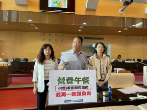 市議員陳文政（中）要求市府為營養午餐把關。
