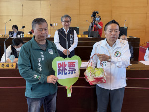 市議員何文海、李天生送環保局長陳宏益（中）一籃芭樂，諷刺陳宏益對文山焚化爐今年動工承諾跳票。