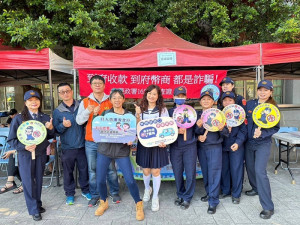 議員黃佳恬穿制服加入宣導。林重鎣