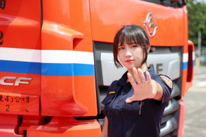 ▲高市府新聞局與高雄市區監理所合作，宣導大型車務必安裝、開啟視野輔助系統，並請駕駛遭車流與路況，轉彎暫停，安全再行；其他用路人落實防禦觀念，保持適當距離以確保安全。