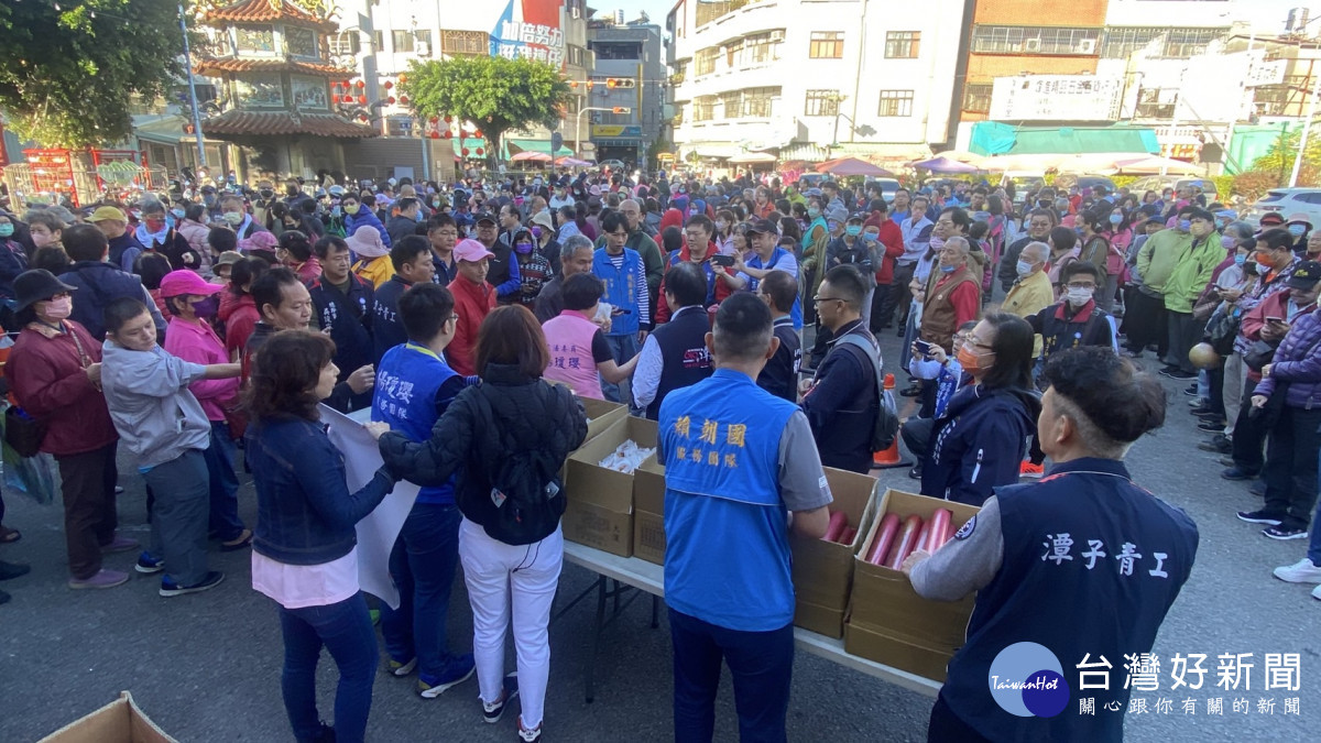 潭水亭廟前廣場人潮踴躍