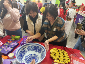 阿聰師第十屆博餅文化熱鬧登場，姊妹、母女博得興高彩烈。（記者陳榮昌攝）