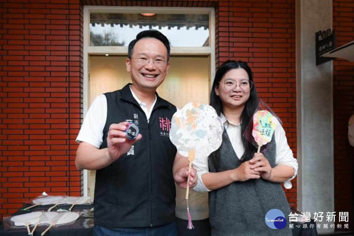 蘇副市長於孔廟文化教室體驗漆扇。<br />
