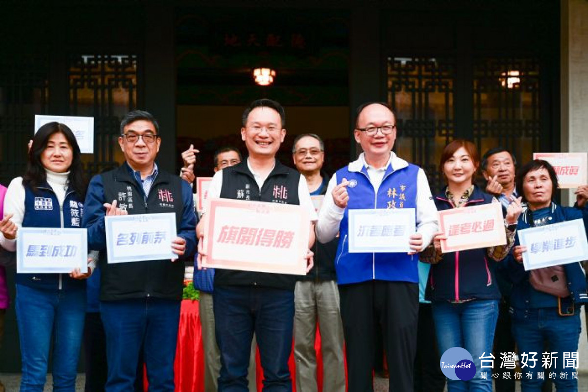 蘇副市長與貴賓一同為學子獻上滿心祝福。<br />
